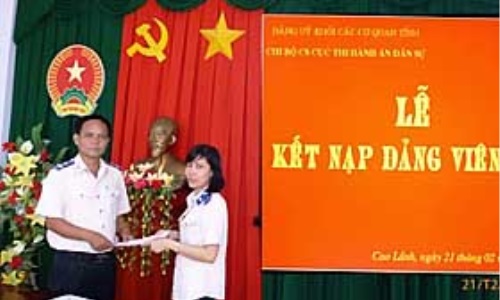 Nửa nhiệm kỳ, Đảng bộ Đồng Tháp kết nạp 9.457 đảng viên